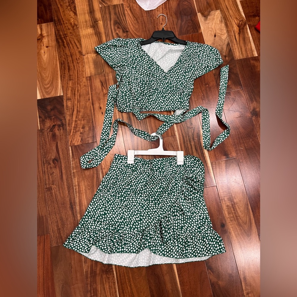 SKIRT & SHIRT SET💚🤍